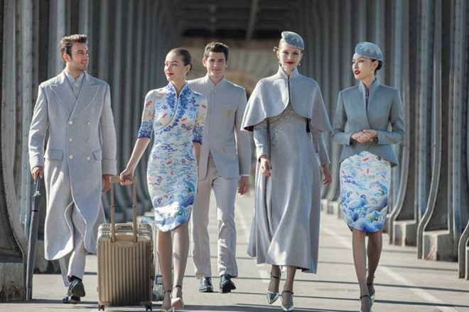 Được sáng tạo bởi nhà thiết kế người Pháp Laurence Xu, bộ đồng phục lấy cảm hứng từ vẻ đẹp của nền văn hóa Trung Quốc, bao gồm những họa tiết truyền thống như mây trời, sóng nước và những cánh chim thần thoại. Ảnh: SCMP.