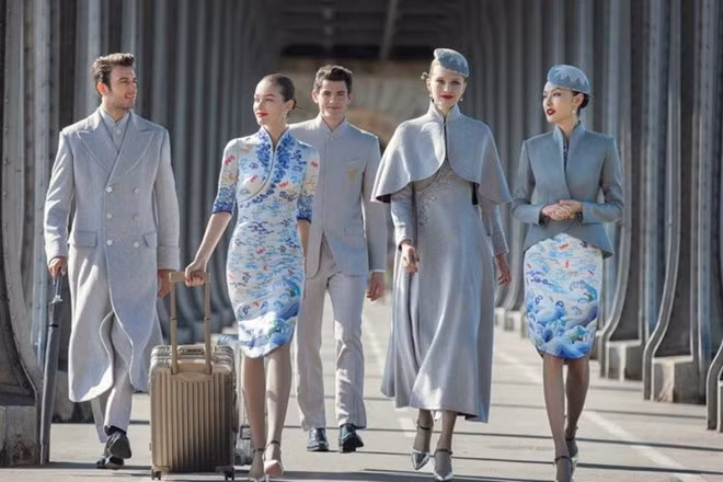 Được sáng tạo bởi nhà thiết kế người Pháp Laurence Xu, bộ đồng phục lấy cảm hứng từ vẻ đẹp của nền văn hóa Trung Quốc, bao gồm những họa tiết truyền thống như mây trời, sóng nước và những cánh chim thần thoại. Ảnh: SCMP.