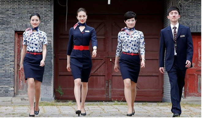 Bộ đồng phục của hãng được thiết kế với cổ áo hình chữ V, thắt lưng đỏ bản to, khăn quàng cổ cùng với chiếc mũ hình hộp cứng, tuy đơn giản nhưng vô cùng nhã nhặn, quyến rũ. Ảnh: SCMP.