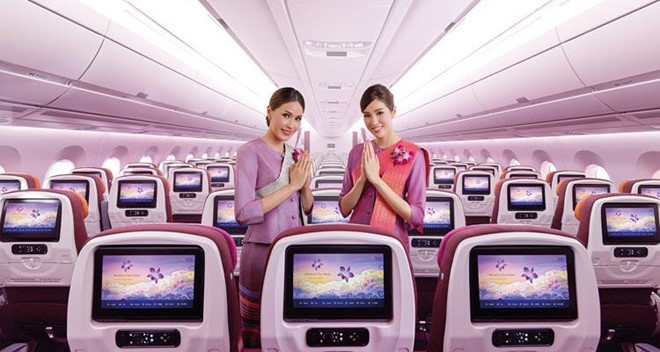 Bên cạnh đó, không thể không nhắc đến đồng phục màu tím độc đáo của các tiếp viên Thai Airways. Đây cũng được xem là một trong những bộ đồng phục hàng không đẹp nhất. Màu tím là màu của sự chung thủy, nhớ thương. Liệu đây có phải là thông điệp mà Thai Airways muốn gửi gắm đến những “thượng đế” của mình? Ảnh: Thai Airways.