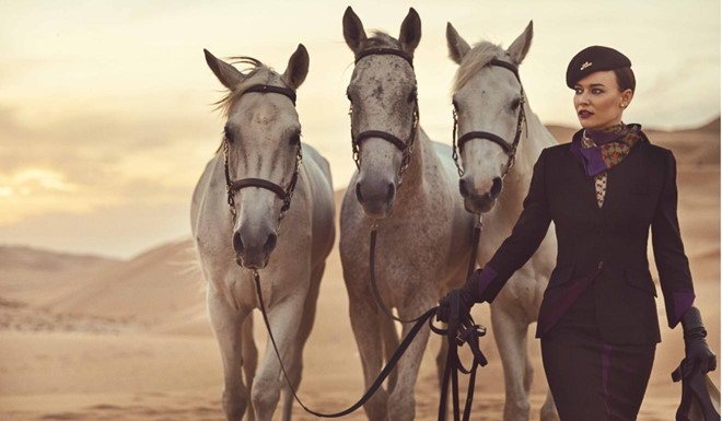 Với áo sơ mi chấm bi satin kết hợp bộ đồ nâu socola, các tiếp viên hàng Etihad khi xuất hiện trông không khác gì thành viên Hoàng gia. Ảnh: Etihad.