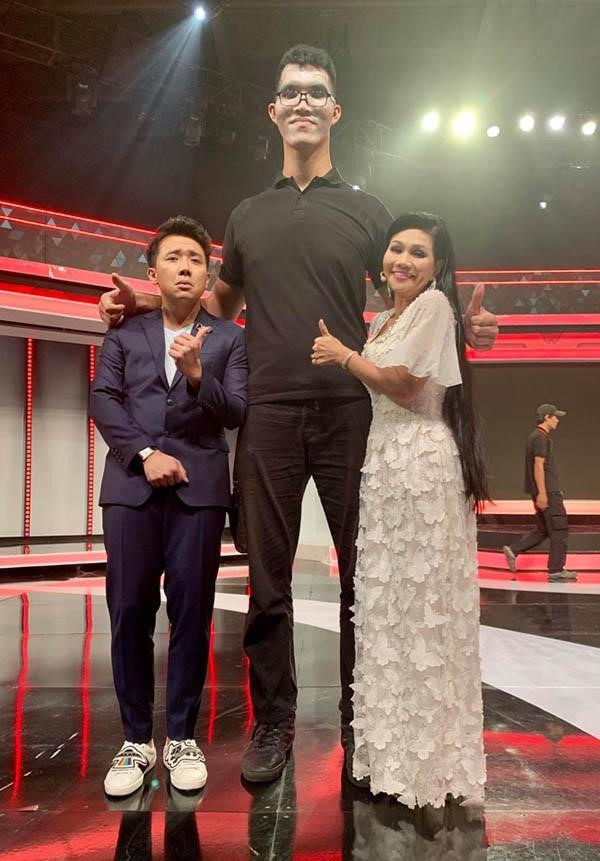 Chang trai cao 2,2 m khong co y dinh tim ban gai vi noi so kho noi