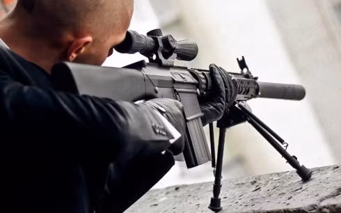 (ảnh minh họa của RBTH về một tay súng ám sát)