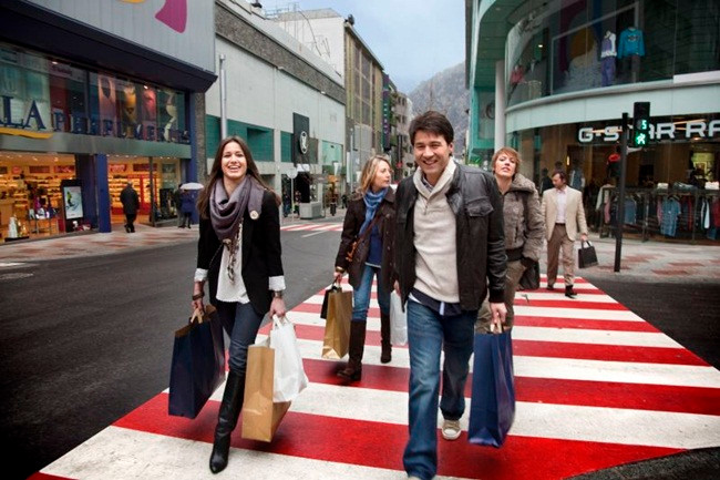 Nếu muốn đi máy bay, người Andorra hoặc khách du lịch phải tới các sân bay ở Pháp, Tây Ban Nha láng giềng.