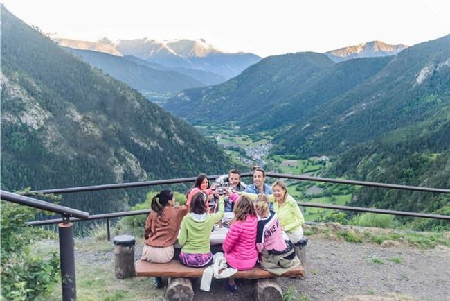 Ở đây cuốn hút khách với các môn thể thao mùa đông, khí hậu mát mẻ mùa hè và mua sắm miễn thuế.