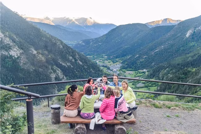 Ở đây cuốn hút khách với các môn thể thao mùa đông, khí hậu mát mẻ mùa hè và mua sắm miễn thuế.