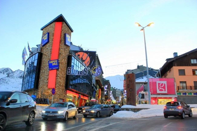 Andorra nổi tiếng với mức thuế suất ưu đãi, trong đó thuế giá trị gia tăng thấp,và thuế thu nhập cá nhân thấp...