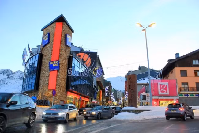 Andorra nổi tiếng với mức thuế suất ưu đãi, trong đó thuế giá trị gia tăng thấp,và thuế thu nhập cá nhân thấp...