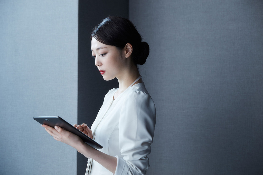 Tuy nhiên, Real không được giới phê bình và khán giả Hàn Quốc đánh giá cao. Về mặt nội dung, tác phẩm bị cho là màu mè, không có chiều sâu. Cảnh nude gắn mác 19+ của Sulli bị cho là không cần thiết. Nhiều khán giả còn lên tiếng chỉ trích vai nữ chính của Sulli không đóng góp gì quan trọng ngoài việc thực hiện vài cảnh quay nóng bỏng.