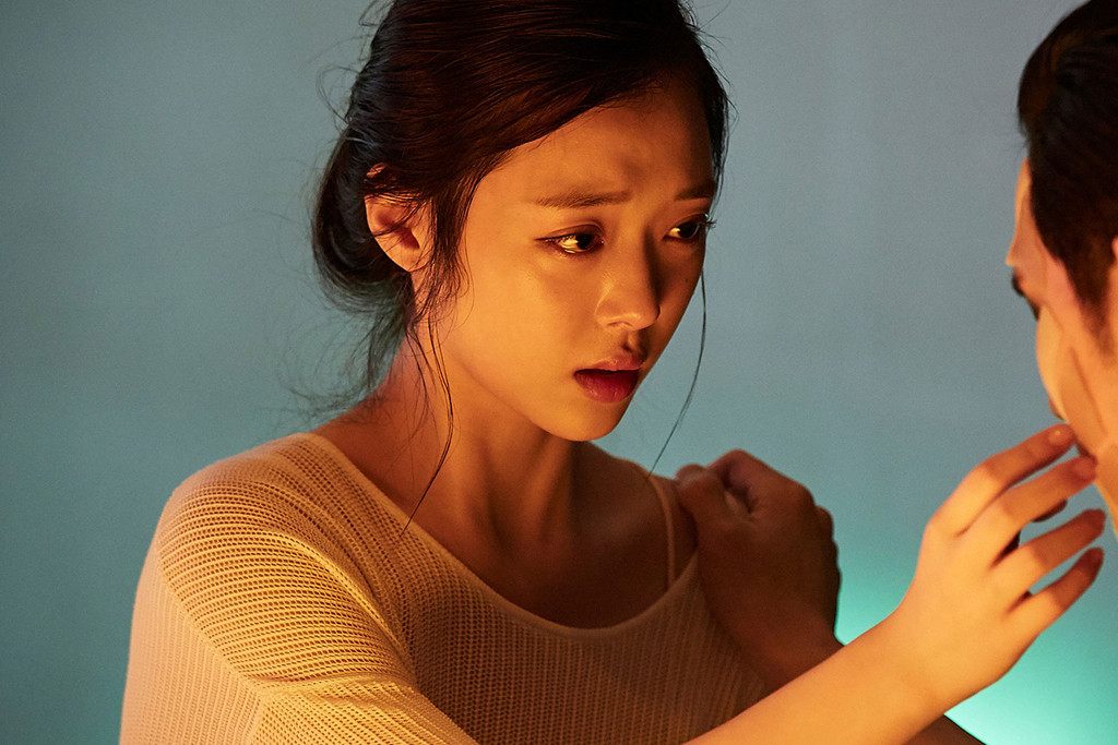 Thậm chí, Knet còn gọi Real là bộ phim điện ảnh tệ nhất lịch sử Hàn Quốc. Trên trang Naver, Real chỉ nhận được 4,85/10 điểm, tệ hơn cả mức trung bình. Chưa kể, một số nguồn tin cho biết, lượng lớn điểm vote trên trang này là “fake”, có nghĩa là thực tế đánh giá chất lượng phim còn tệ hơn rất nhiều. Cư dân mạng để lại nhiều lời bình luận khó nghe như “Tôi bỏ hút thuốc 5 năm trước nhưng bộ phim này đã khiến tôi bắt đầu hút thuốc lại”, “Một bộ phim cần phải trả tiền cho tôi để xem nó. Thời gian là vàng”, “Tôi không chắc mình vừa xem cái gì”.