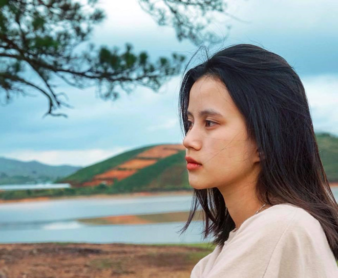 Chia sẻ với Zing.vn, Như Mẫn cho biết tên của cô do mẹ đặt, có nghĩa là thông minh, minh mẫn. 10X nói thêm cô sống khép kín, khó tiếp xúc với người lạ nên không có nhiều cơ hội được biết đến.