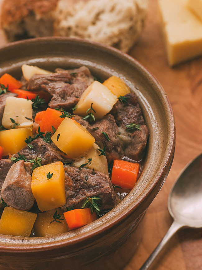 7. Súp Welsh Cho dù bạn có thể chưa bao giờ là một fan hâm mộ của súp, nhưng chắc chắn bạn sẽ phải nghĩ lại khi được thưởng thức món súp Welsh này. Nó là một món làm ấm mùa đông lạnh giá với khoai tây, cà rốt, tỏi tây cùng một số loại thịt như bò, cừu, gà, sườn heo…Không có gì tuyệt vời hơn là trở về nhà vào một buổi tối mùa đông lạnh lẽo, ấm áp bên lò sưởi với một bát súp xứ Wales, phô mai và một ít bánh mì giòn trong tay.