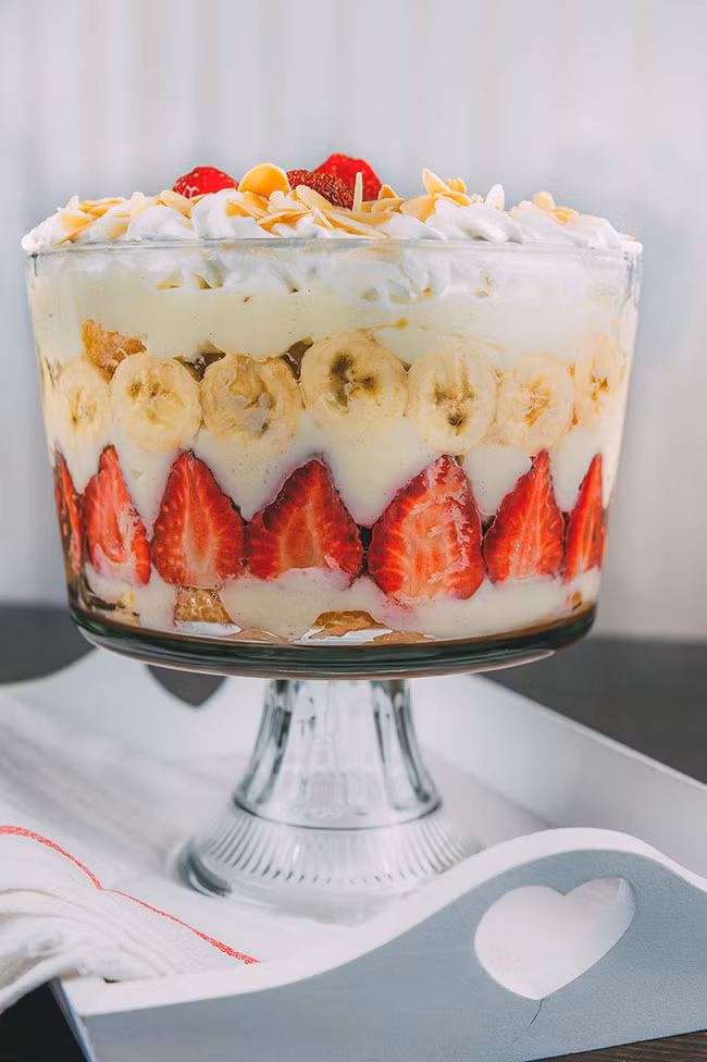 9. Bánh kem tráng miệng Dù được bao quanh bằng một lớp kem khổng lồ, nhưng chiếc bánh này vẫn có đầy đủ những loại trái cây tươi mà bạn ưa thích. Chúng có thể là 5 hoặc 7 loại trái cây tùy theo sự lựa chọn của bạn. Bánh không chỉ ngon mà còn rất đẹp mắt.