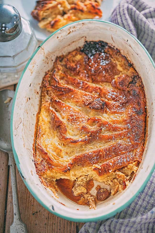 8. Bánh mì bơ Nó đúng là một chiếc bánh pudding làm từ bánh mì và bơ. Món bánh này không chỉ đơn giản là bánh mì và bơ bình thường mà thay vào đó là món tráng miệng ngọt ngào rất ấn tượng.