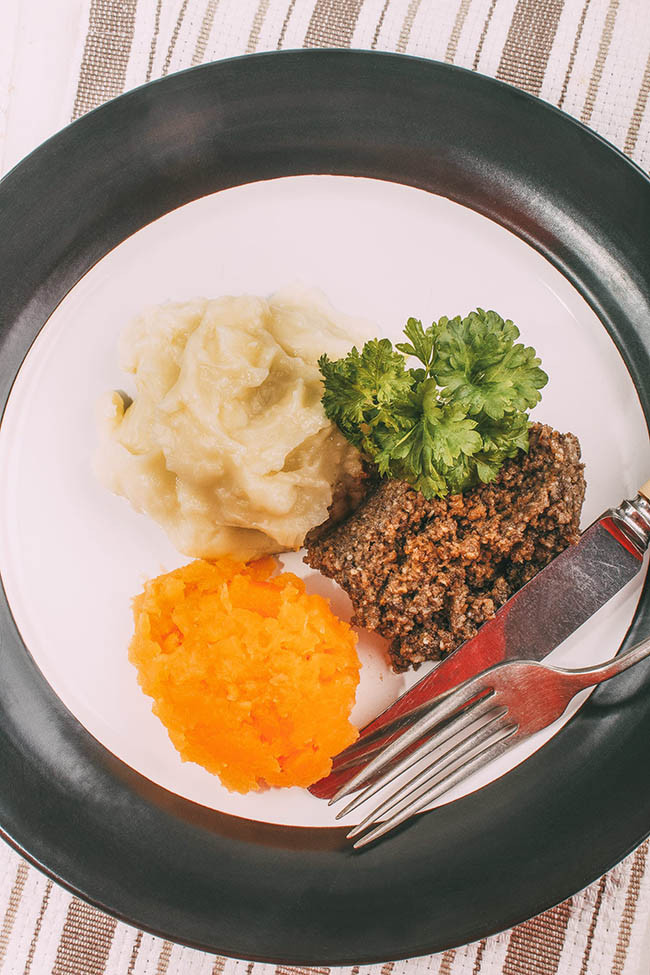 2. Haggis, Neeps và Tatties Haggis là một loại bánh pudding truyền thống của Scotland với nhân gồm tim, gan, phổi của cừu cùng hành, bột yến mạch, gia vị và một số thảo mộc. Món ăn thực sự khá ngon.
