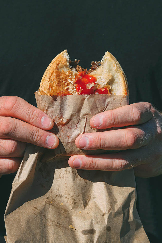 10. Bánh kẹp nướng Một dạng bánh mỳ vỏ mỏng, giòn tan được kẹp cùng thịt bò, nó cũng có thể là lườn gà nếu bạn không thích thịt đỏ. Đây được coi là một trong những món khoái khẩu của người Anh.