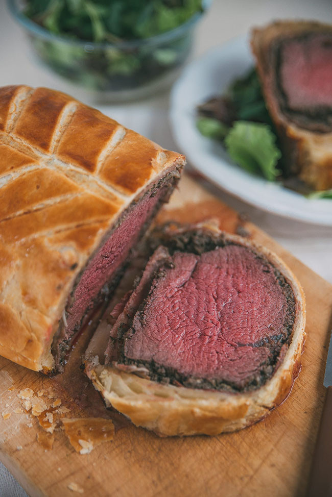 6. Thịt bò Wellington Đây là loại bít tết phi lê ngon nhất, thường được bọc trong một lớp pa tê nhẹ và tiếp tục được bao phủ trong một chiếc bánh phồng giòn và mỏng. Nó thật sự là một món ăn ngon tuyệt vời của Anh.