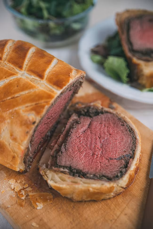 6. Thịt bò Wellington Đây là loại bít tết phi lê ngon nhất, thường được bọc trong một lớp pa tê nhẹ và tiếp tục được bao phủ trong một chiếc bánh phồng giòn và mỏng. Nó thật sự là một món ăn ngon tuyệt vời của Anh.