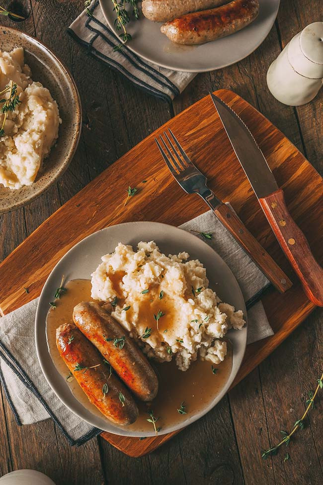 3. Bangers và Mash Xúc xích và khoai tây nghiền là món ăn truyền thống ở Anh. Công đoạn chế biến món ăn này khá đơn giản nhưng lại nó thực sự hấp dẫn khi có thêm chút sốt kem (hoặc sốt phomai) và bơ.