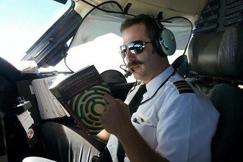 Tùy thuộc vào quy định của mỗi hãng hàng không, các phi công đều được phép đọc báo trong quá trình bay. Tuy nhiên, họ không được phép đọc sách trong lúc này. Ảnh: Ticketfly.