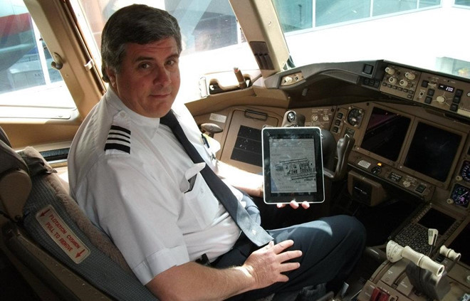 Đa số mọi người chỉ thấy hình ảnh các phi công ngồi trong buồng lái và điều khiển máy bay. Tuy nhiên, đó chỉ là một phần của công việc. Các phi công sẽ phải tới sân bay trước 2 tiếng so với giờ khởi hành và thực hiện nhiều công việc mà hành khách không được chứng kiến. Ảnh: NYT.