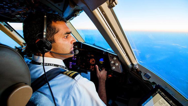 Bạn có biết rằng khi nào các phi công cần tập trung cao độ nhất không? Đó chính là thời điểm máy bay cất cánh hoặc hạ cánh (khi máy bay ở độ cao dưới 10.000m). Các hãng hàng không đều đưa ra quy định cấm các tiếp viên đàm thoại với phi công lúc này. Ảnh: The Business Journals.