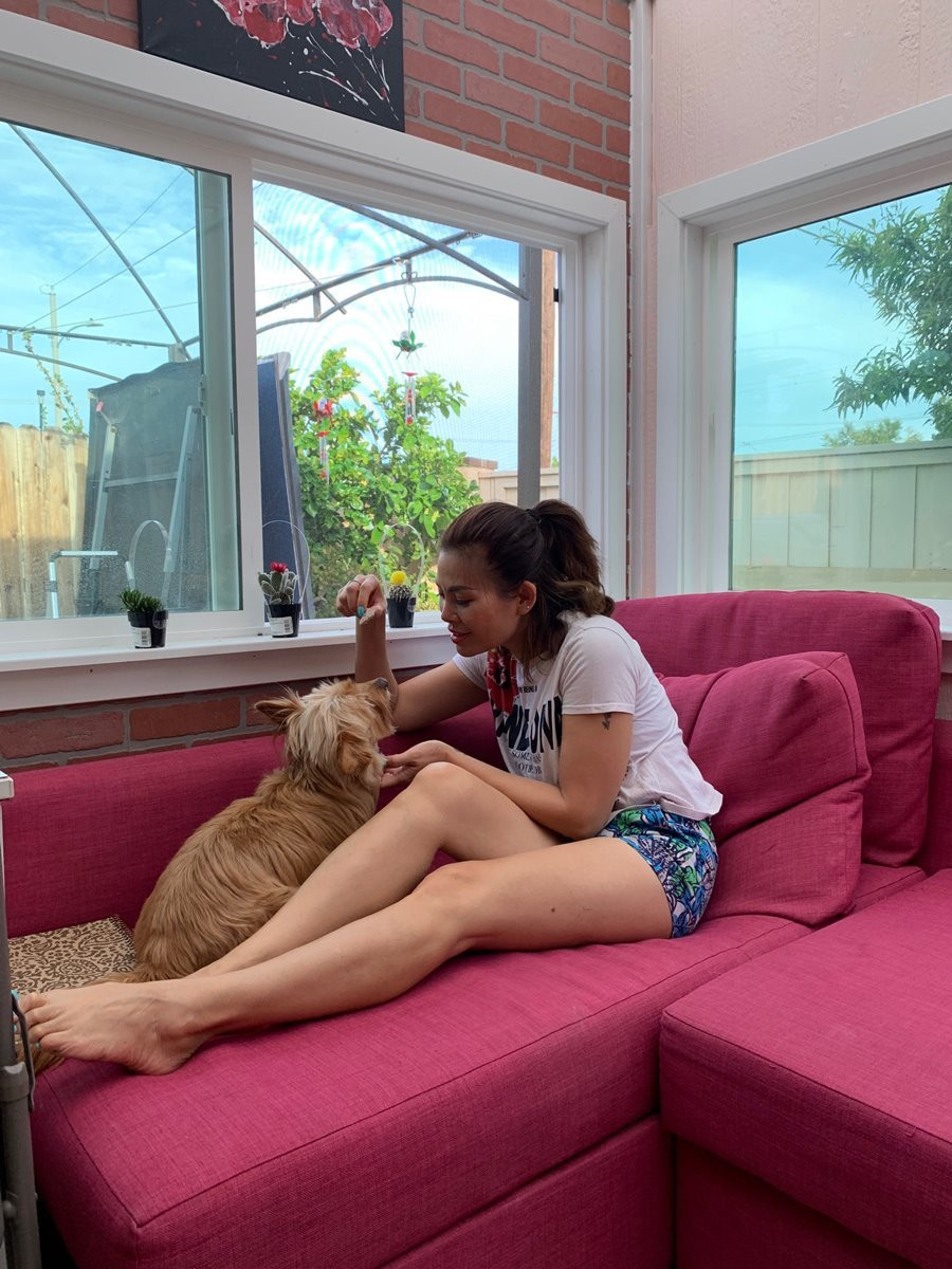 Hiện, Ngọc Anh sống trong căn nhà xinh xắn gần bờ biển ở California. Nữ ca sĩ yêu biển, yêu cái nắng và gió của biển nên chị chọn sống gần bờ biển nhằm được hít thở hơi biển mỗi ngày. Nhà của Ngọc Anh mộc mạc, bình dị như chính chủ nhân, nội thất trong nhà khá đơn giản, ấm áp. Ngọc Anh thường tự tay nấu ăn cho cả nhà. Bên cạnh chị trong các hành trình của ngày luôn là chú chú chó Bobby mà Ngọc Anh đã nuôi 10 năm nay.