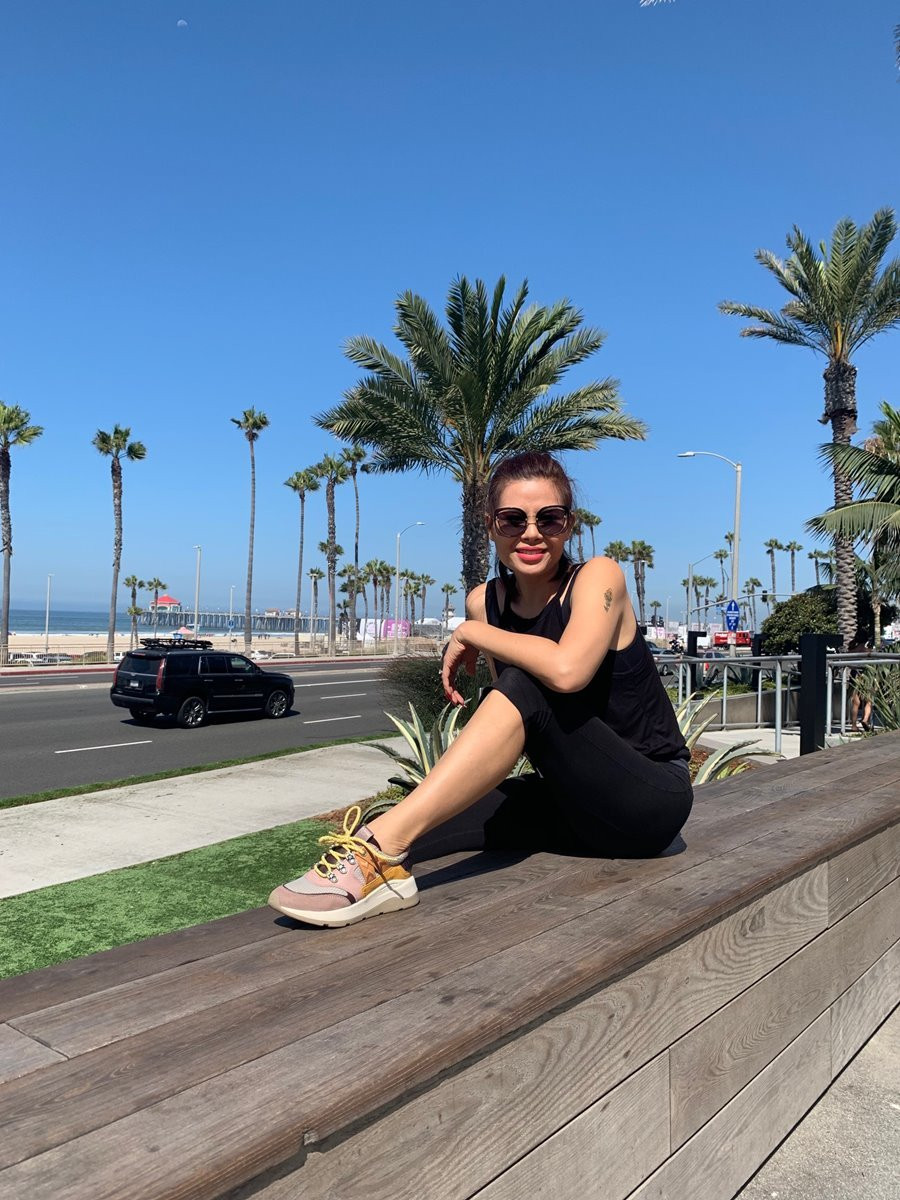 Một ngày của Ngọc Anh có lẽ cũng bình thường như bất kỳ một phụ nữ nào khác, buổi sáng chị dậy sớm, đi dạo quanh bờ biển gần nhà để hít thở không khí trong lành và tới phòng tập gym, yoga.