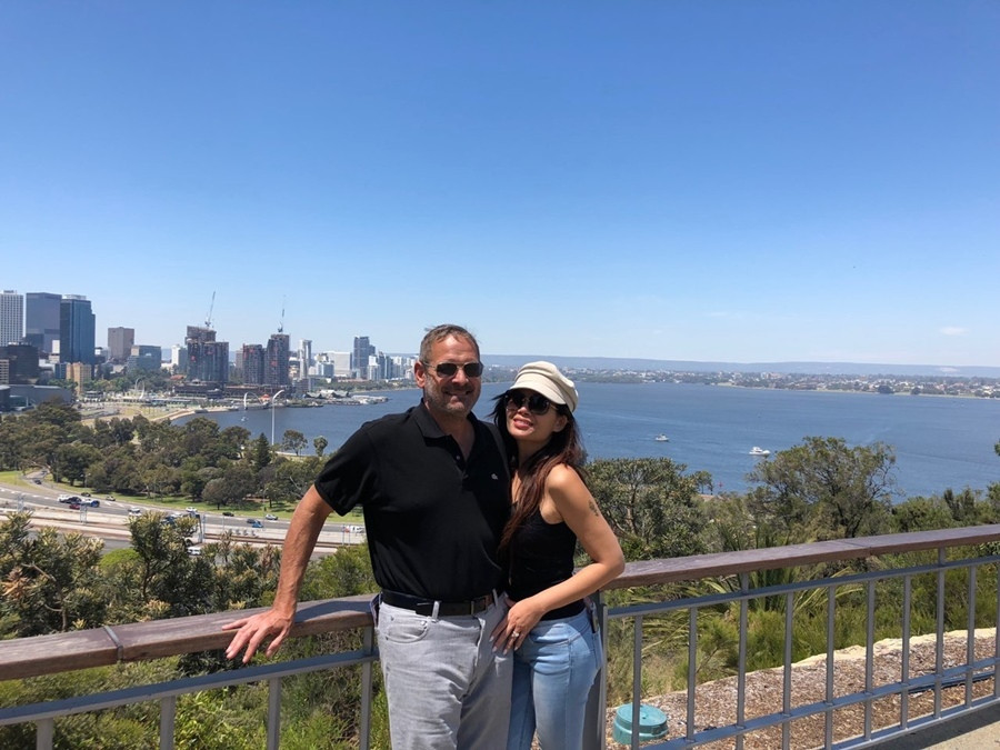 Không chỉ khoe không gian sống, Ngọc Anh cũng chia sẻ những hình ảnh ngọt ngào đời thường của mình bên chồng Tây. Thường ngày, Ngọc Anh không trang điểm, chị thích vẻ đẹp tự nhiên, giản dị.