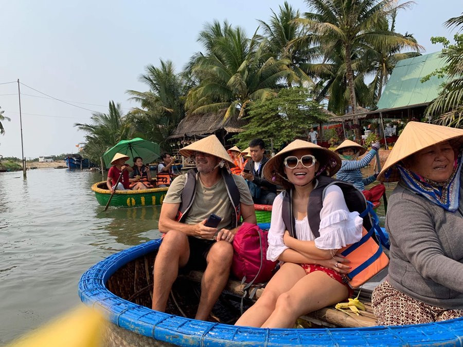 Mỗi khi có thời gian rảnh, chị và chồng lại đi du lịch cùng nhau. Chị cũng từng đưa chồng về Việt Nam tham gia các hoạt động thiện nguyện cùng mình, và đi thăm thú cảnh sông nước miền Tây.