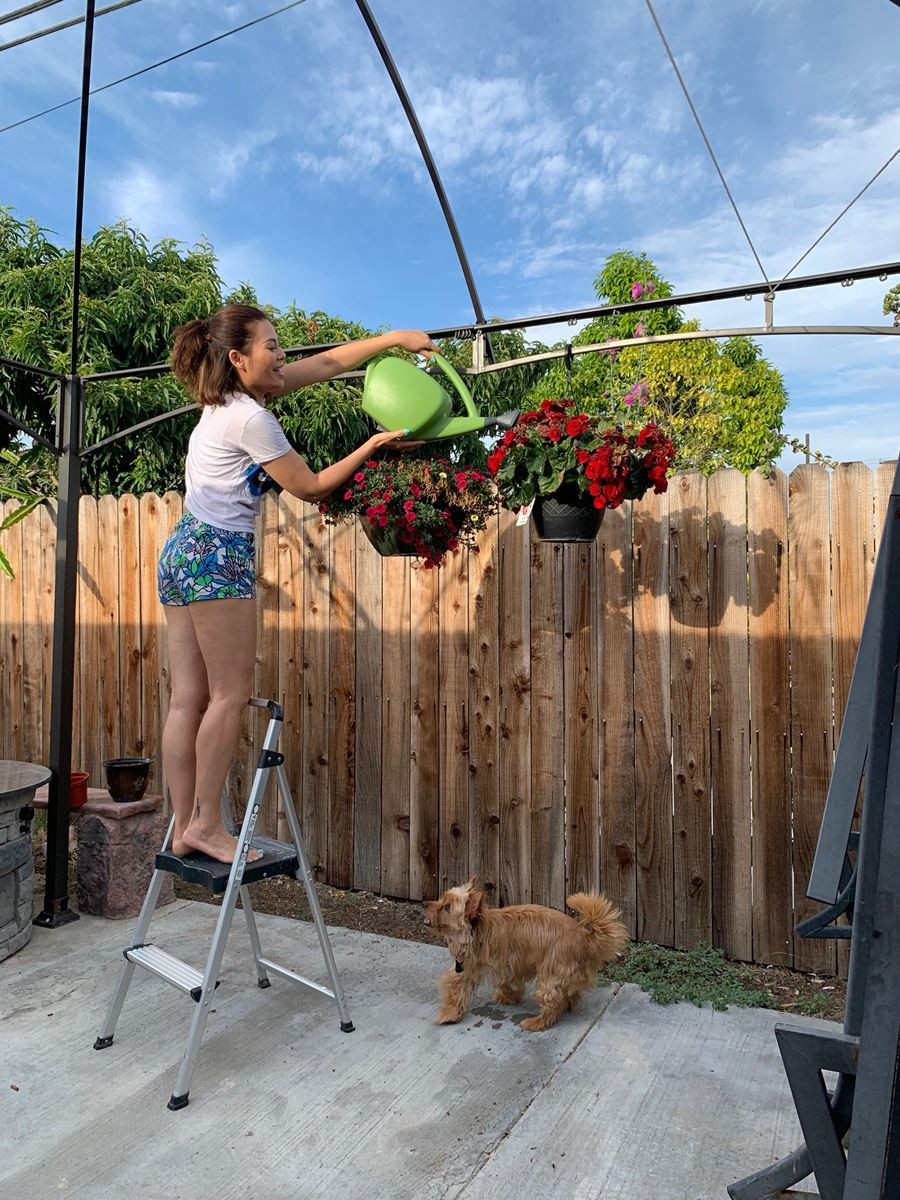 Sau cánh gà, Ngọc Anh hoàn toàn là một phụ nữ rất bình thường, giản dị. Chị tôn trọng và yêu thích sự tự nhiên, kể cả những nếp nhăn, vệt nám trên mặt của người phụ nữ đã ở tuổi trung niên.