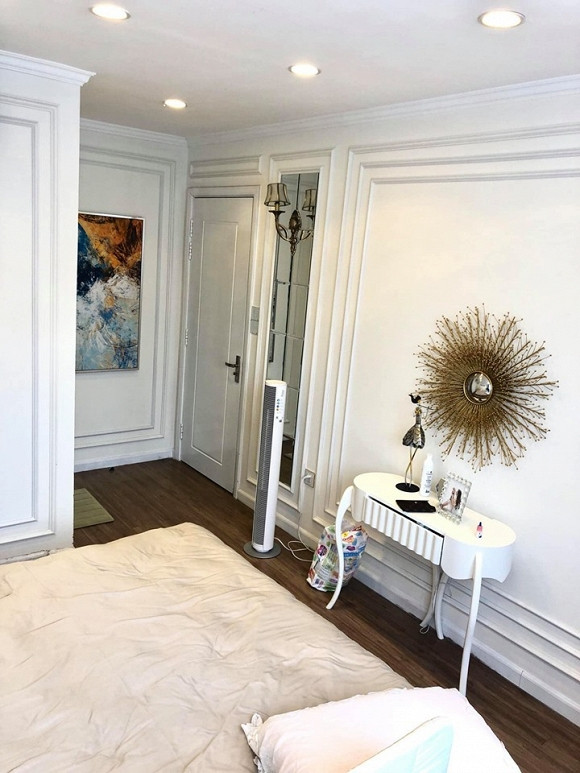 Căn hộ cao cấp gồm 3 phòng ngủ - 1 phòng được cải tạo thành phòng để quần áo và đồ lặt vặt.