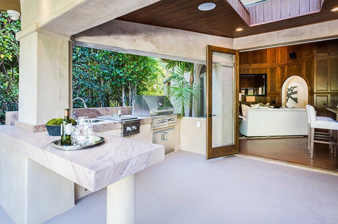 Phòng tắm chính sang trọng, được trang bị đầy đủ, và có hẳn một khu vực dành cho việc xông hơi.