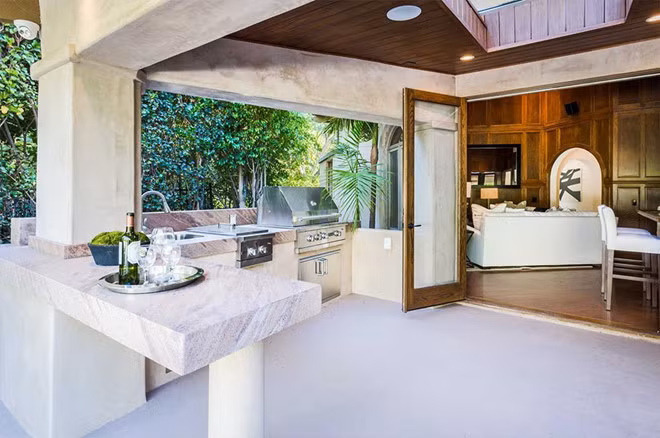 Phòng tắm chính sang trọng, được trang bị đầy đủ, và có hẳn một khu vực dành cho việc xông hơi.