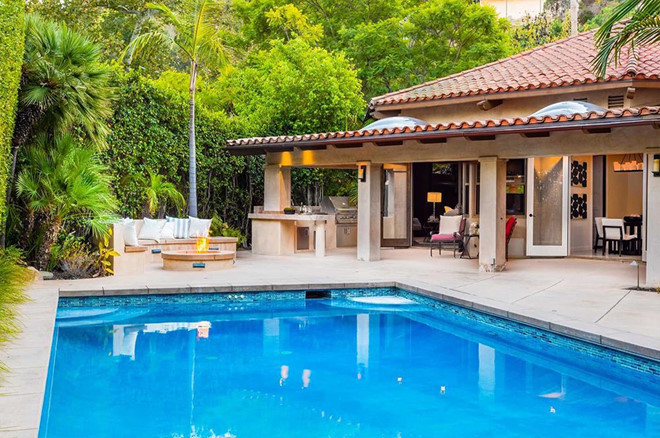 Những tiện ích của căn biệt thự bao gồm hồ bơi nước mặn ngoài trời, khu vực spa, phòng gym và sân tennis.