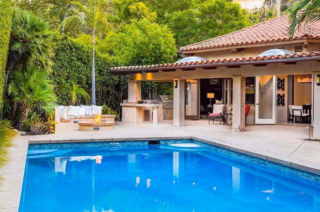 Những tiện ích của căn biệt thự bao gồm hồ bơi nước mặn ngoài trời, khu vực spa, phòng gym và sân tennis.