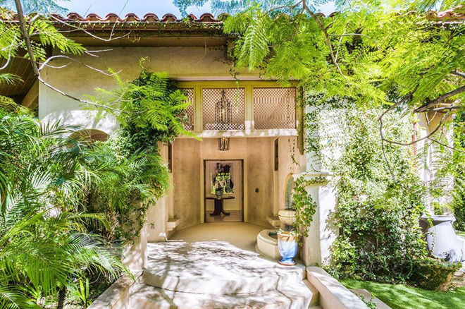 Sân vườn được thiết kế tinh tế, hài hòa làm tăng không gian xanh, đem lại cảm giác thuần khiết.