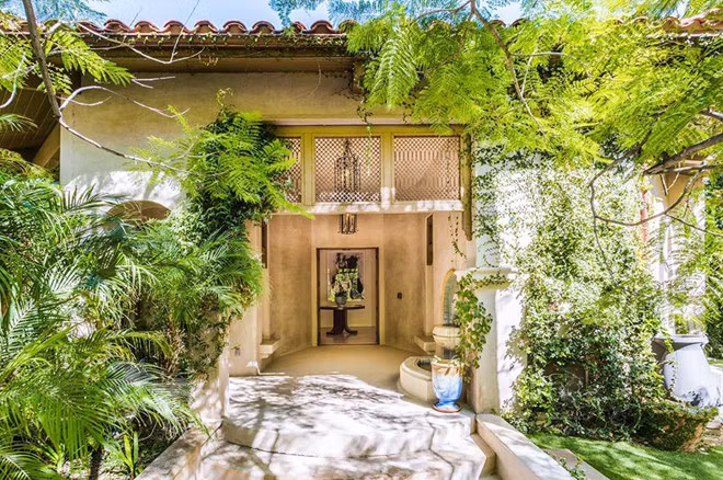 Sân vườn được thiết kế tinh tế, hài hòa làm tăng không gian xanh, đem lại cảm giác thuần khiết.