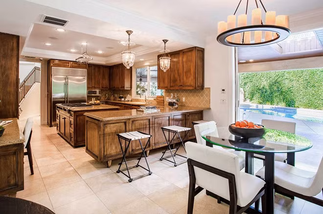 Không gian nhà bếp thoáng đãng khi được kết nối trực tiếp với hiên nhà. Đồ nội thất tại đây được làm từ gỗ và đá granite, những công cụ nấu nướng hiện đại, cao cấp.