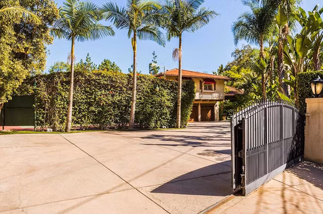 Biệt thự có diện tích khoảng 437 m2 với 4 phòng ngủ, 3 phòng tắm, nằm trong một khuôn viên rộng lớn có hàng cau mang đậm màu sắc miền nhiệt đới.