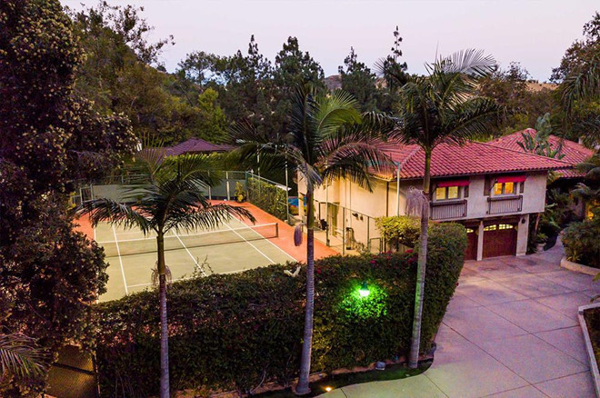 Biệt thự mang phong cách cổ điển vùng Địa Trung Hải, được xây vào năm 1979. Chris Pratt cùng vợ cũ Anna Faris mua căn nhà vào năm 2013 với giá 3,3 triệu USD.