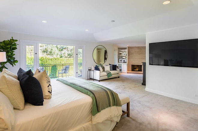 Phòng ngủ chính rộng lớn có riêng một khu vực tiếp khách, tủ quần áo khổng lồ và một ban công để gia chủ dễ dàng ngắm cảnh.