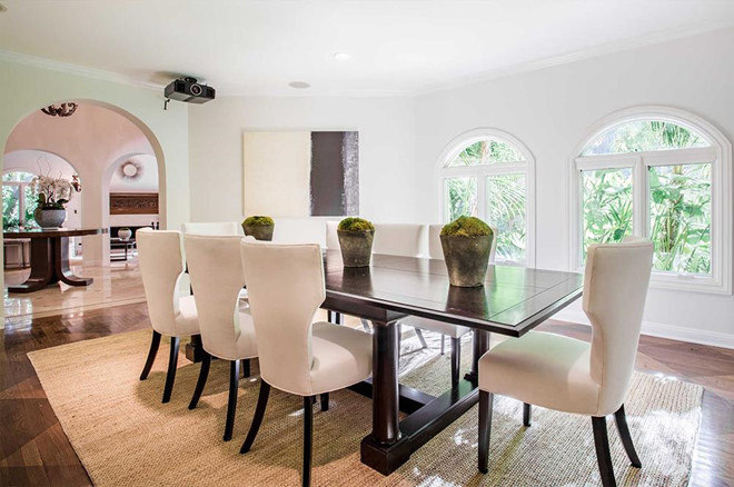 Phòng ăn được thiết kế đơn giản nhưng cũng sở hữu những đường nét trang nhã riêng biệt.