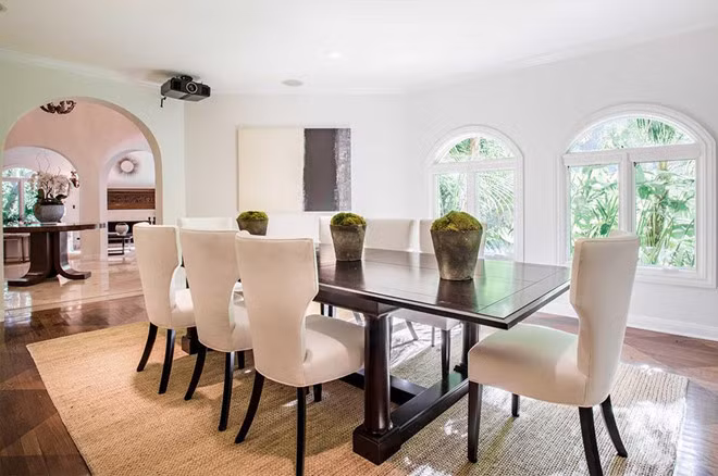 Phòng ăn được thiết kế đơn giản nhưng cũng sở hữu những đường nét trang nhã riêng biệt.