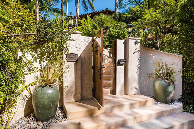 Các bức tường và hàng cây cao, dày đặc bao quanh giúp căn biệt thự luôn được đảm bảo sự yên tĩnh, tính riêng tư.