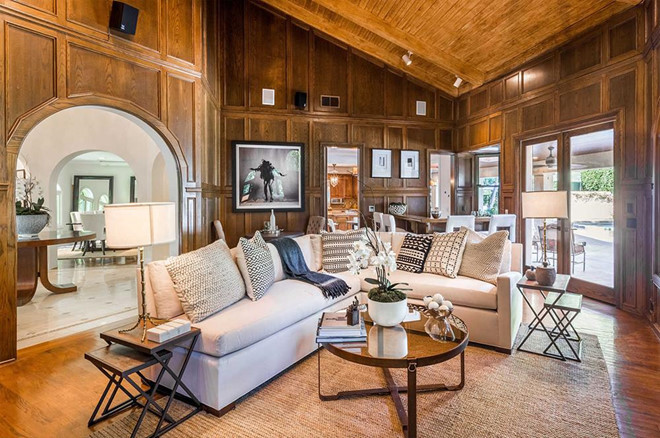 Thư viện được tích hợp với một quầy bar thu nhỏ, cũng là nơi lý tưởng để trò chuyện, tiếp khách. Căn phòng được ốp gỗ sồi khiến nó mang vẻ đẹp cổ điển, không khí ấm áp.