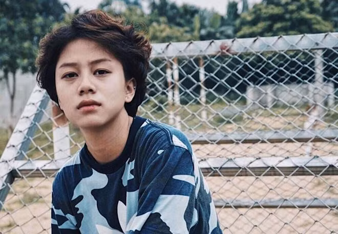 Bảo Hân sinh năm 2000, là thủ khoa đầu vào của Đại học Sân khấu Điện ảnh Hà Nội. Về nhà đi con là lần đầu tiên Bảo Hân "chạm ngõ" truyền hình. Trước đó, cô gái 19 tuổi được người quen giới thiệu gặp đạo diễn bộ phim và nhận vai chỉ sau một lần casting thử. Trong phim, Bảo Hân vào vai Ánh Dương - một cô gái ngổ ngáo, ngang tàng và cá tính. Cách diễn tự nhiên, hài hước với những biểu cảm sinh động, dễ thương của cô được khán giả đánh giá cao.