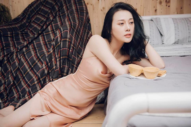 Phương Oanh là một trong những diễn viên nữ được quan tâm nhất hiện nay. Người đẹp từng tham gia nhiều phim như Ngược chiều nước mắt, Lặng yên dưới vực sâu. Song phải đến Quỳnh búp bê, cô mới vụt sáng thành diễn viên được săn đón, chú ý.