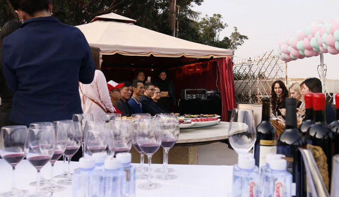 Co nhieu tien, dan ong Trung Quoc do xo lay vo Dong Au