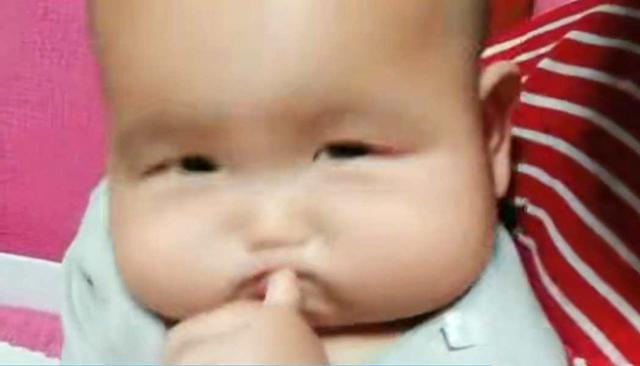 Em be duoc khen giong Phat Di Lac khien me vua mung vua lo